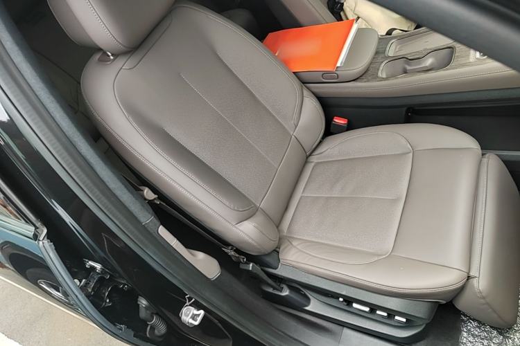 Used Nio ES7 2022 75 kWh Right Front Seat
