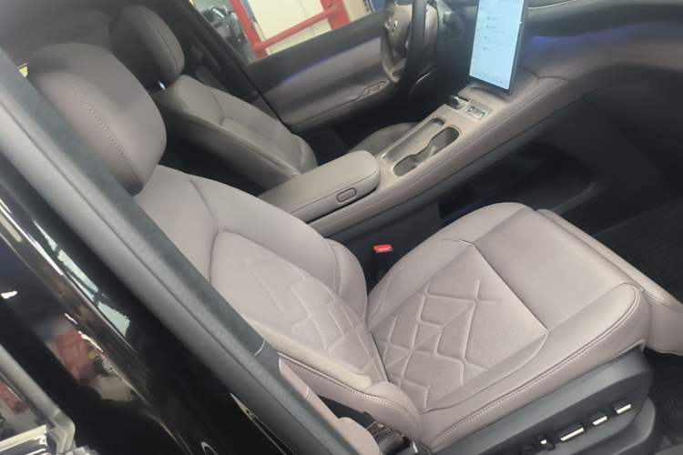 Used Nio ES7 2022 75 kWh Right Front Seat