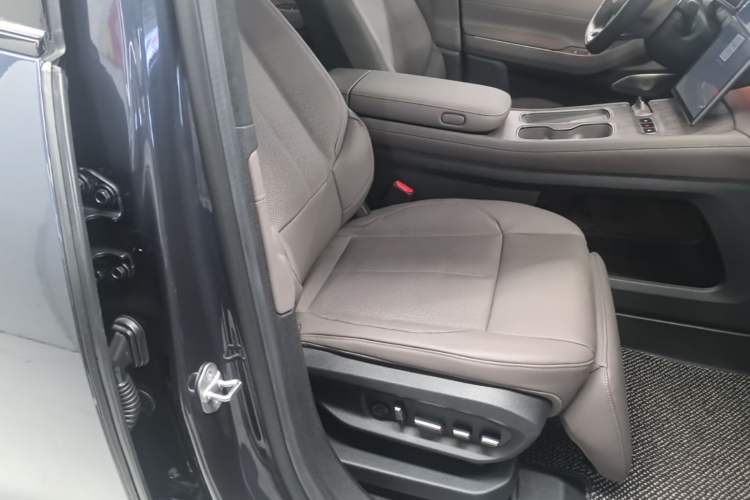 Used Nio ES7 2022 75 kWh Right Front Seat