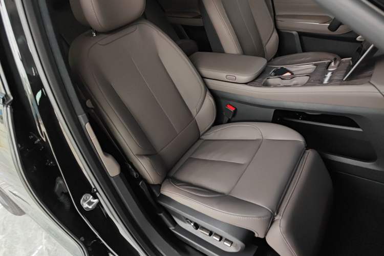 Used Nio ES7 2022 75 kWh Right Front Seat