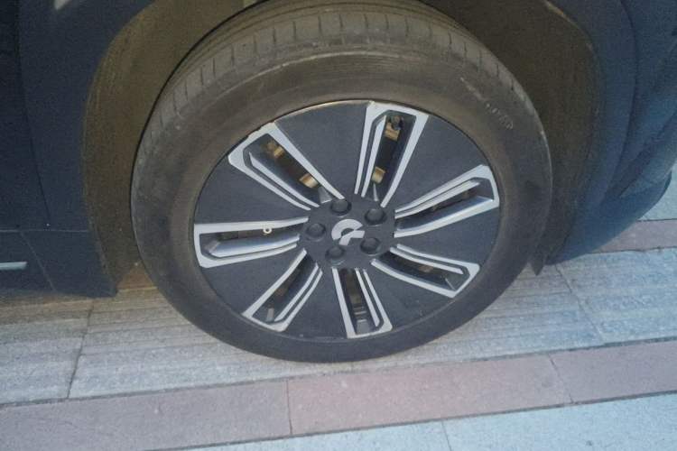 Used Nio ES7 2022 75 kWh Right Front Wheel Hub