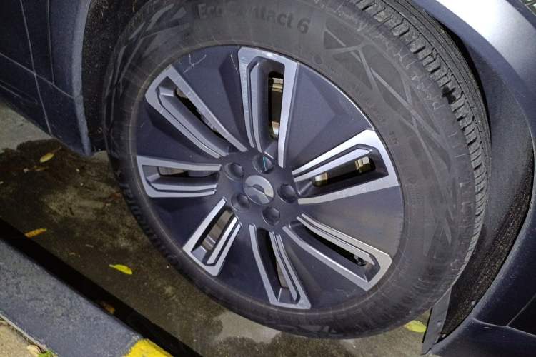 Used Nio ES7 2022 100 kWh Right Front Wheel Hub