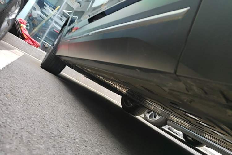 Used Nio ES7 2022 75 kWh Right Side Sill