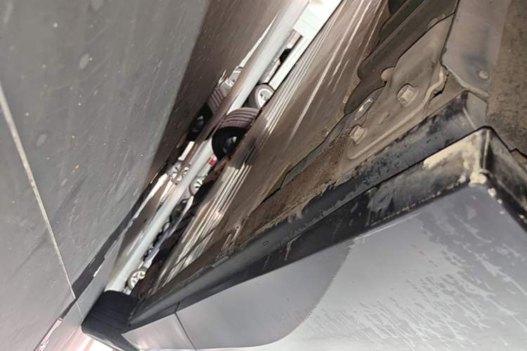 Used Nio ES7 2022 75 kWh Right Side Sill