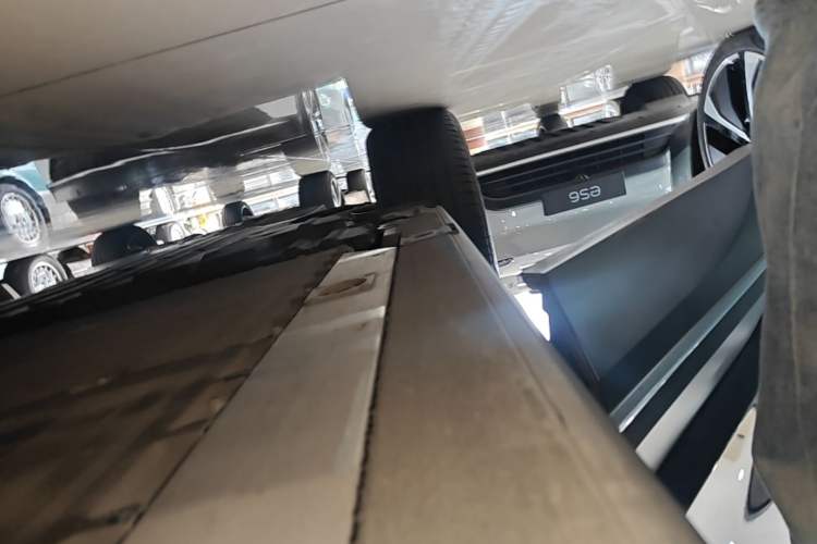 Used Nio ES7 2022 100 kWh Right Side Sill