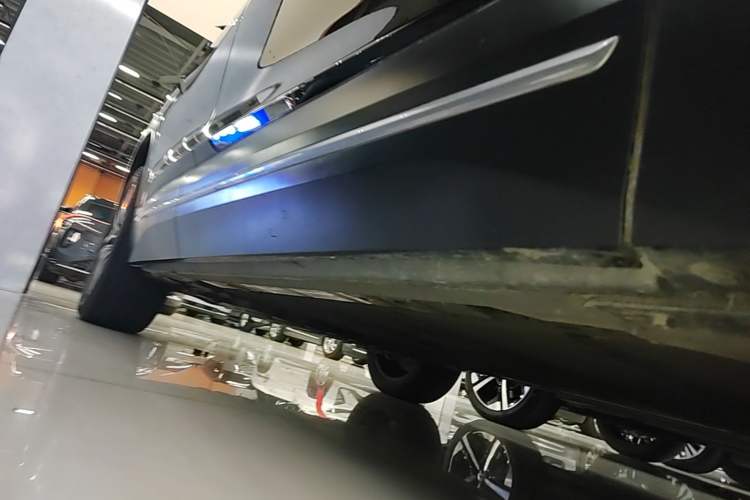 Used Nio ES7 2022 75 kWh Right Side Sill