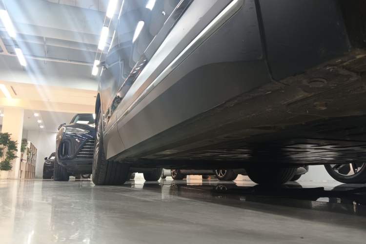 Used Nio ES7 2022 75 kWh Right Side Sill