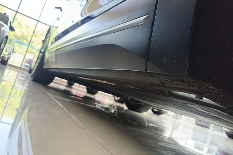 Used Nio ES7 2022 75 kWh Right Side Sill