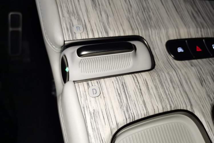 Used Nio ES7 2022 100 kWh Gear Lever