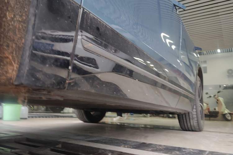 Used Nio ES7 2022 75 kWh Left Side Sill