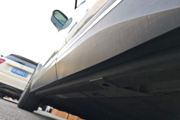 Used Nio ES7 2022 75 kWh Left Side Sill