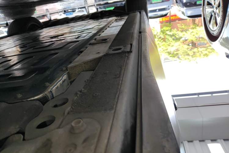 Used Nio ES7 2022 75 kWh Left Side Sill