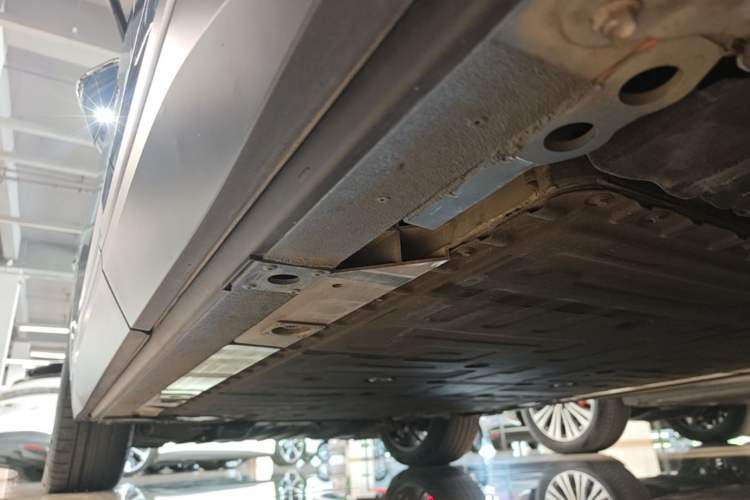 Used Nio ES7 2022 75 kWh Left Side Sill