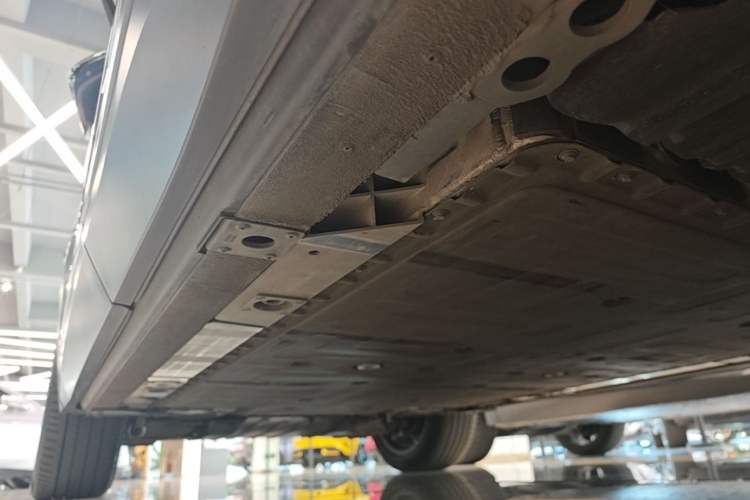 Used Nio ES7 2022 75 kWh Left Side Sill