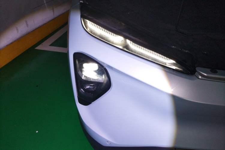 Used Nio ES7 2022 75 kWh Right Front Headlight