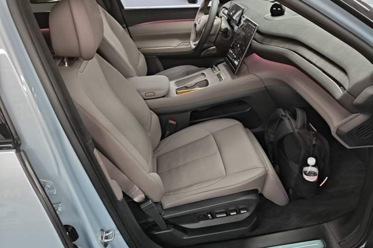 Used Nio ES7 2022 75 kWh Right Front Seat