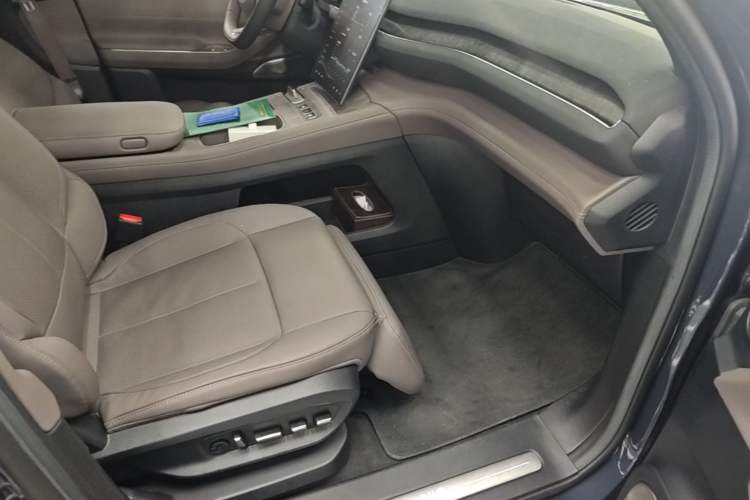 Used Nio ES7 2022 75 kWh Right Front Seat