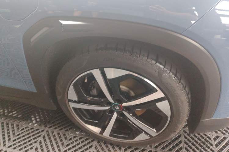 Used Nio ES7 2022 75 kWh Right Front Wheel Hub