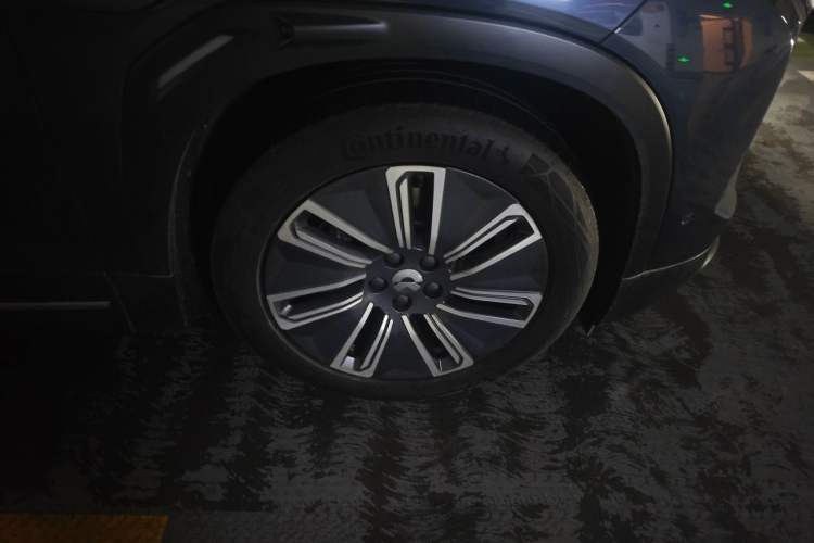 Used Nio ES7 2022 75 kWh Right Front Wheel Hub