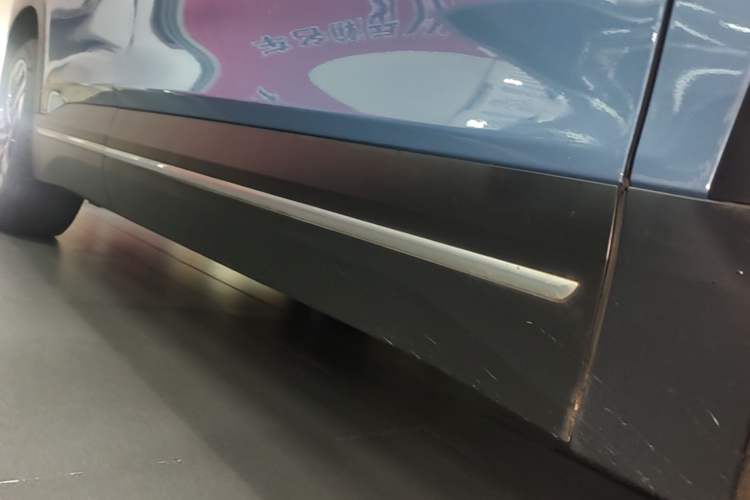 Used Nio ES7 2022 75 kWh Right Side Sill