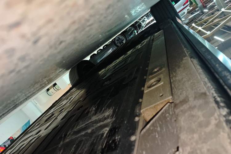Used Nio ES7 2022 75 kWh Right Side Sill