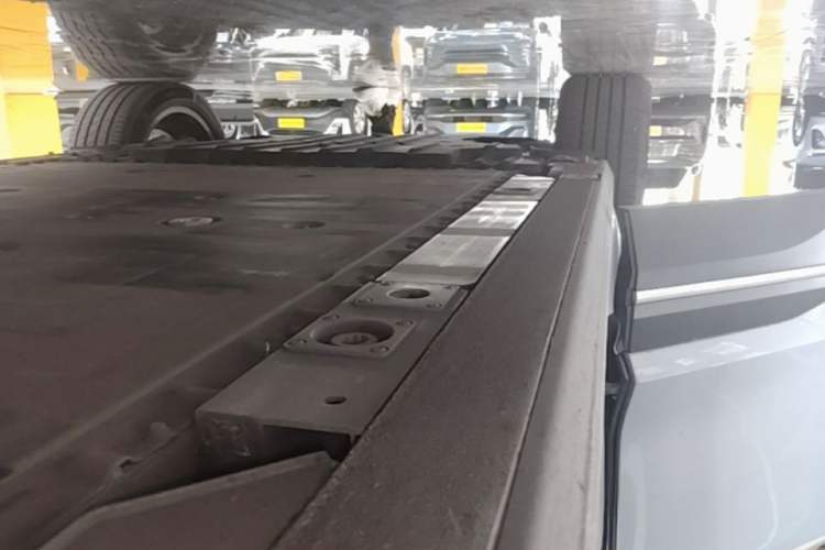 Used Nio ES7 2022 75 kWh Right Side Sill