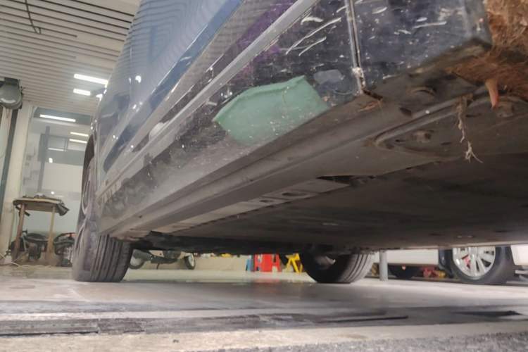 Used Nio ES7 2022 75 kWh Right Side Sill