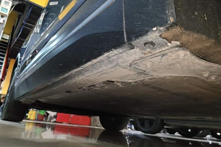 Used Nio ES7 2022 75 kWh Right Side Sill