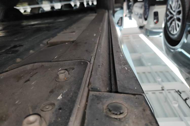 Used Nio ES7 2022 75 kWh Right Side Sill