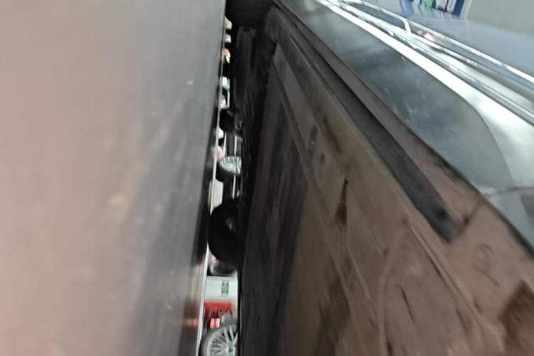 Used Nio ES7 2022 75 kWh Right Side Sill
