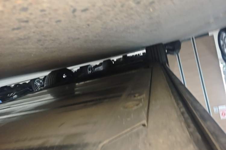 Used Nio ES7 2022 75 kWh Right Side Sill
