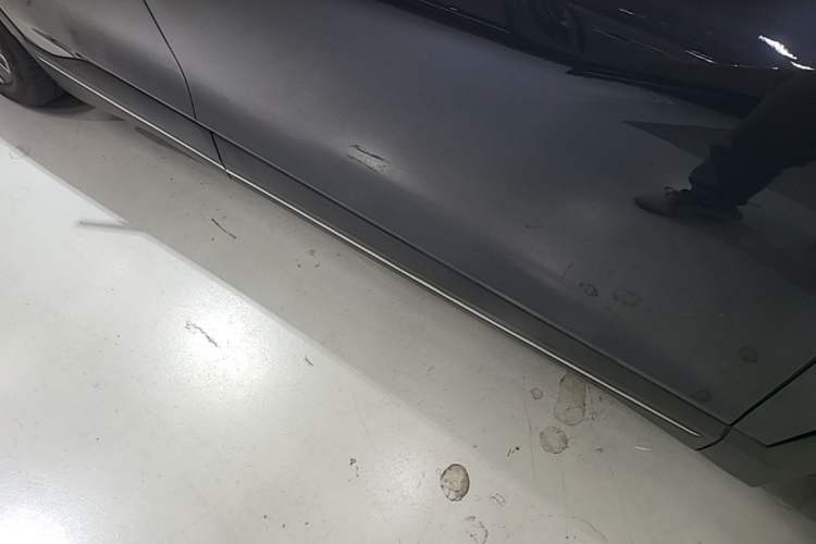 Used Nio ES7 2022 75 kWh Right Side Sill