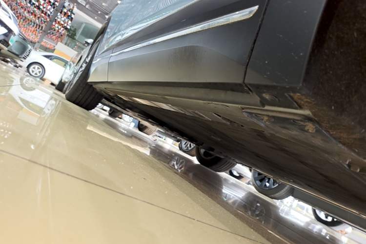 Used Nio ES7 2022 75 kWh Right Side Sill