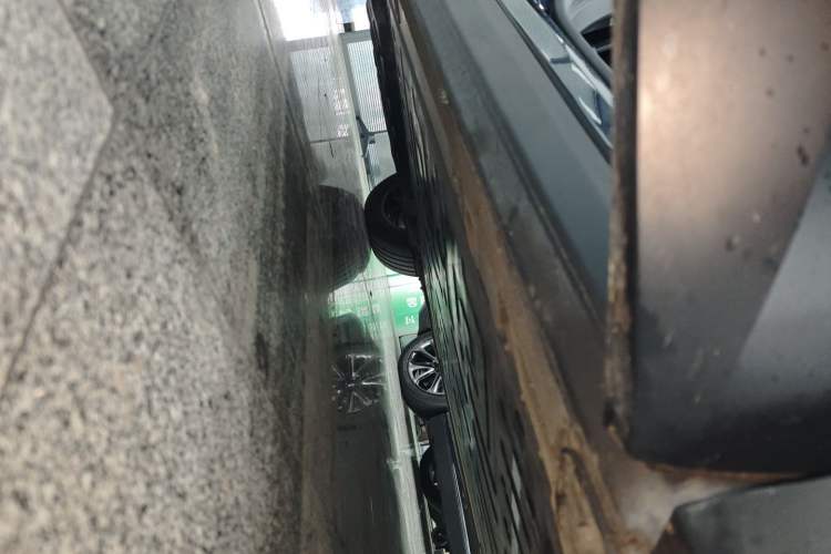 Used Nio ES7 2022 75 kWh Right Side Sill