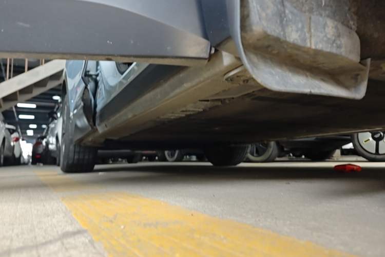 Used Nio ES7 2022 75 kWh Right Side Sill