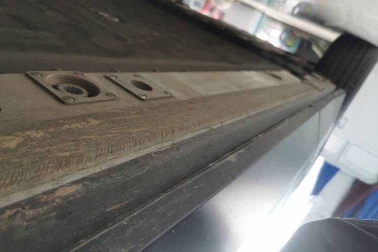 Used Nio ES7 2022 75 kWh Right Side Sill