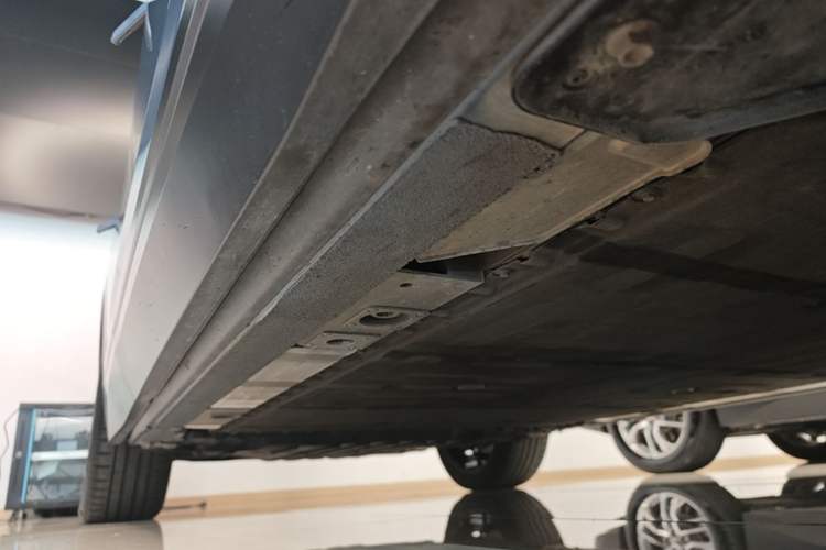 Used Nio ES7 2022 75 kWh Right Side Sill
