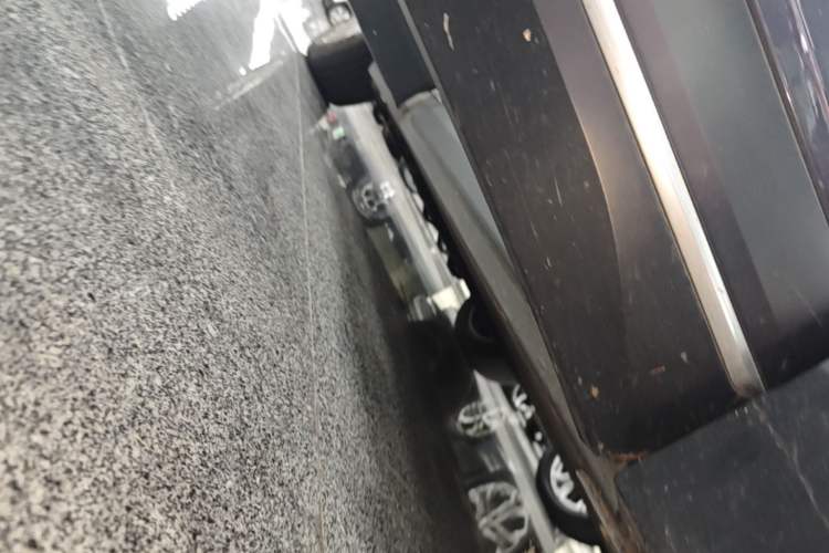 Used Nio ES7 2022 75 kWh Right Side Sill