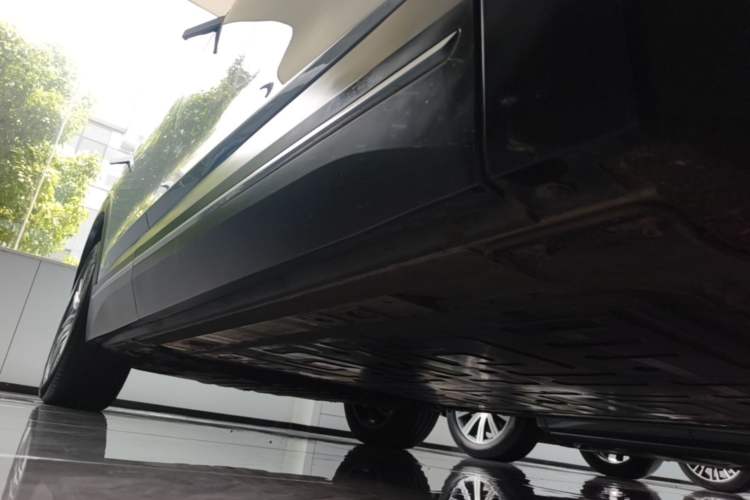 Used Nio ES7 2022 75 kWh Right Side Sill