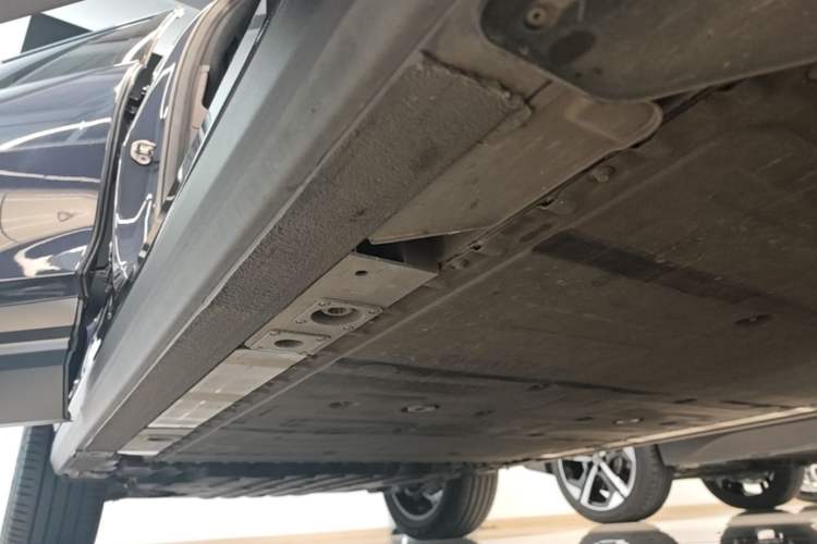Used Nio ES7 2022 75 kWh Right Side Sill