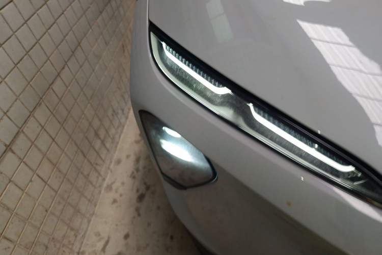 Used Nio ES7 2022 75 kWh Right Front Headlight