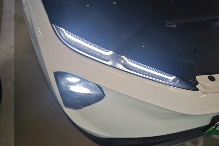 Used Nio ES7 2022 75 kWh Right Front Headlight