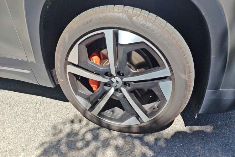 Used Nio ES7 2022 75 kWh Right Front Wheel Hub