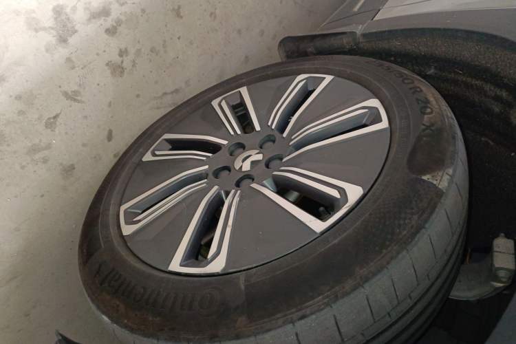 Used Nio ES7 2022 75 kWh Right Front Wheel Hub