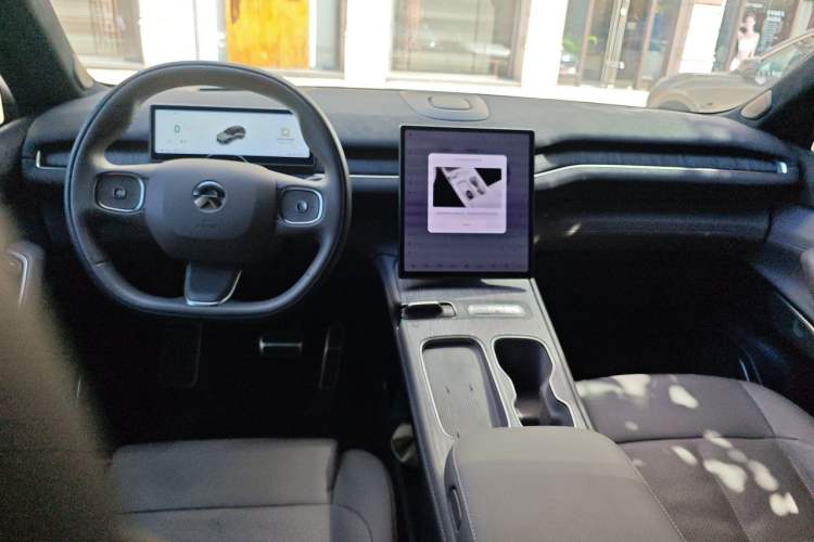 Used Nio ES7 2022 75 kWh Center Console