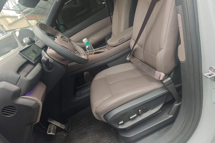 Used Nio ES7 2022 75 kWh Left Front Seat
