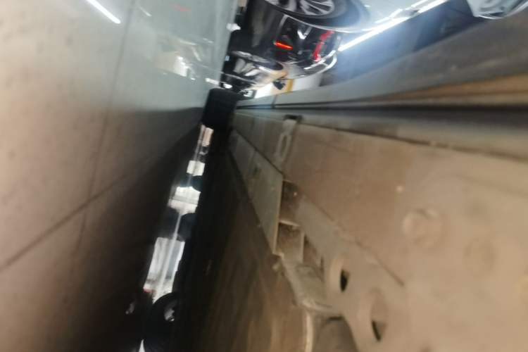 Used Nio ES7 2022 75 kWh Left Side Sill