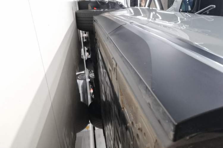 Used Nio ES7 2022 75 kWh Left Side Sill