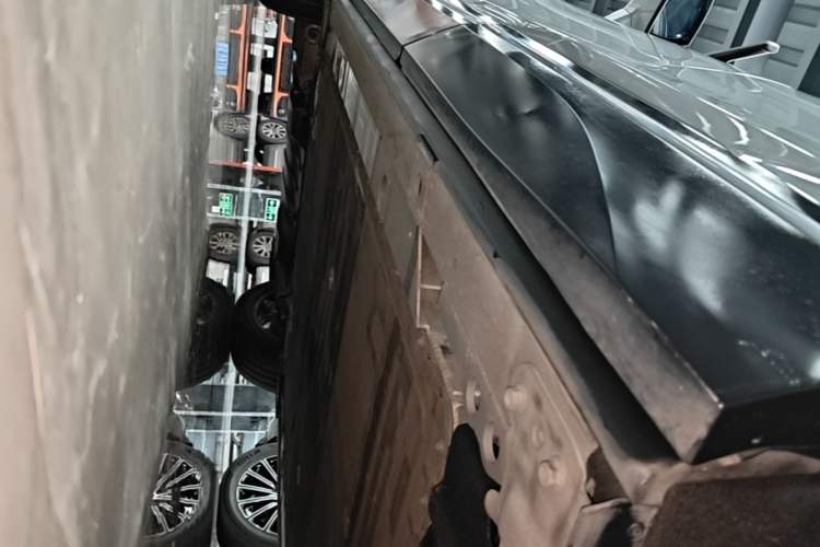 Used Nio ES7 2022 75 kWh Left Side Sill