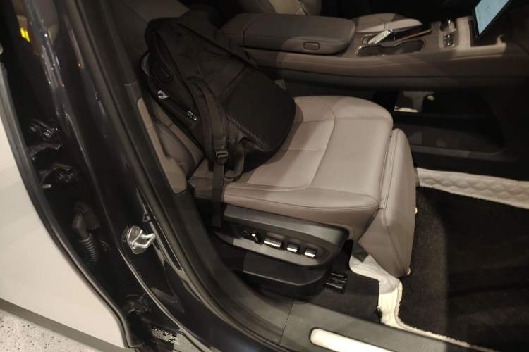 Used Nio ES7 2022 75 kWh Right Front Seat